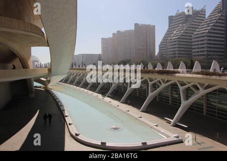 Appartements vus de la ville des Arts et des Sciences lors d'une journée ensoleillée architecture moderne Valence Espagne Sunny hiver après-midi Banque D'Images