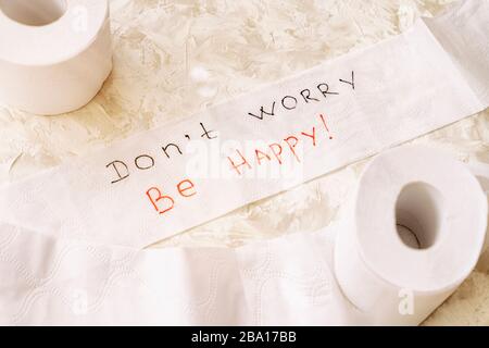 Papier toilette sur fond clair, deux rouleaux, texte de soutien Banque D'Images