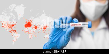 Sur le fond de la carte du coronavirus se trouve un tube à essai avec sonde du coronavirus, dans la main des médecins portant un masque de protection et des gants bleus Banque D'Images