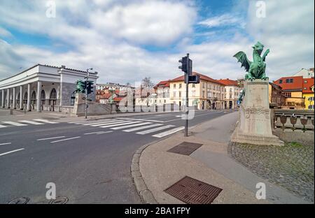 Des rues vides sur le pont Dragon de Ljubljana le dimanche matin de printemps, généralement remplies de personnes, en raison de la quarantaine du coronavirus, Ljubljana, Slovénie Banque D'Images