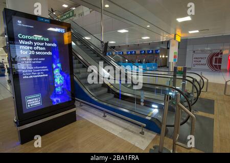 Glasgow, Royaume-Uni. 25 mars 2020. Photo : vue de l'intérieur du terminal de passagers de l'aéroport de Glasgow montrant l'endroit déserté en raison de la suspension et de l'annulation des vols par les compagnies aériennes en raison de la pandémie de coronavirus. Crédit : Colin Fisher/Alay Live News Banque D'Images