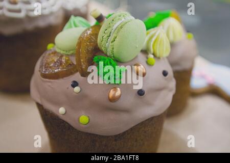 Magnifique gâteau de Pâques sur une vitrine de magasin. Nourriture Banque D'Images