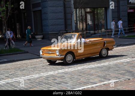 Kiev, Ukraine - 19 mai 2019: La voiture rétro de l'Union soviétique ZAZ-968A convertie en cabriolet dans la rue de la ville Banque D'Images