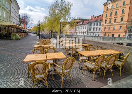 Les rues vides du vieux centre-ville de Ljubljana le dimanche matin de printemps, habituellement remplies de personnes, en raison de la quarantaine du coronavirus, Ljubljana, Slovénie Banque D'Images