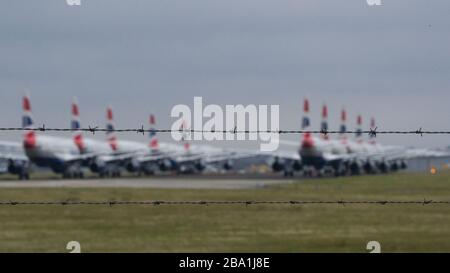 Glasgow, Royaume-Uni. 25 mars 2020. Photo: British Airways Airbus Aircraft stand mis à la terre sur le tarmac à l'aéroport de Glasgow. Le groupe Airbus Aircraft comprend les Airbus A321, A320 et A319. Crédit : Colin Fisher/Alay Live News Banque D'Images