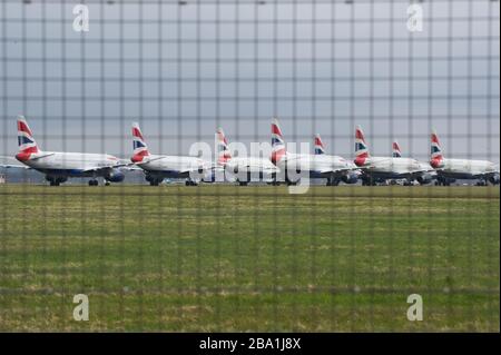 Glasgow, Royaume-Uni. 25 mars 2020. Photo: British Airways Airbus Aircraft stand mis à la terre sur le tarmac à l'aéroport de Glasgow. Le groupe Airbus Aircraft comprend les Airbus A321, A320 et A319. Crédit : Colin Fisher/Alay Live News Banque D'Images