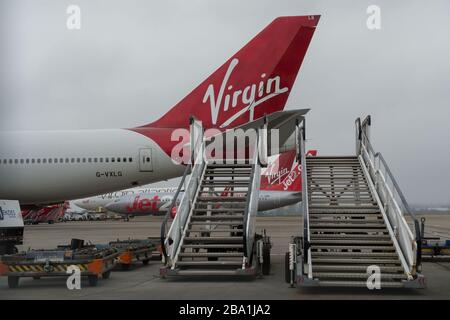 Glasgow, Royaume-Uni. 25 mars 2020. Photo : les avions Virgin Atlantic (Boeing 747-400 - nommé Ruby Tuesday, enregistré G-VXLG) et un Airbus A330-200 - nommé Honkytonk Woman, enregistré G-Vmik) sont mis à la terre sur le tarmac par le cintre Logan Air. Crédit : Colin Fisher/Alay Live News Banque D'Images
