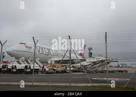 Glasgow, Royaume-Uni. 25 mars 2020. Photo : les avions Virgin Atlantic (Boeing 747-400 - nommé Ruby Tuesday, enregistré G-VXLG) et un Airbus A330-200 - nommé Honkytonk Woman, enregistré G-Vmik) sont mis à la terre sur le tarmac par le cintre Logan Air. Crédit : Colin Fisher/Alay Live News Banque D'Images