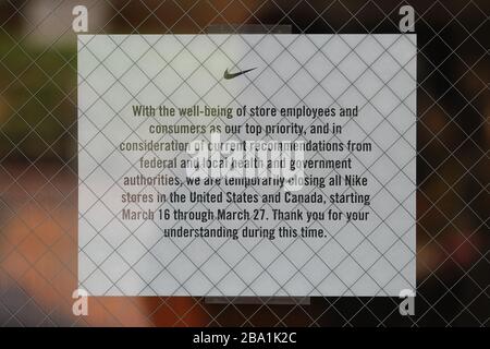 Portland, États-Unis. 25 mars 2020. Un panneau est illustré dans la fenêtre du magasin Nike à Portland, Oregon, le 25 mars 2020. Certains magasins ont été contraints de fermer sous l'ordre exécutif général du gouverneur Brown, demandant que les gens restent à la maison, sauf pour les besoins essentiels car des mesures de distanciation sociale plus extrêmes visent à ralentir la propagation du nouveau coronavirus (COVID-19) et à aplatir la courbe. (Photo d'Alex Milan Tracy/Sipa USA) crédit: SIPA USA/Alay Live News Banque D'Images