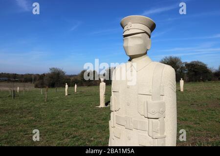 Sculptures de soldats en pierre sculptées sculptures à Langley Vale First World War Centenary Wood Surrey par le sculpteur Patrick Walls Banque D'Images