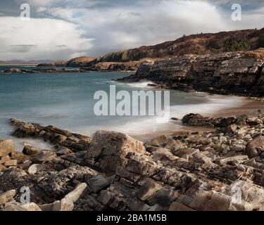 Une crique rocheuse tranquille dans le parc national d'Ards, Co Donegal, Irlande Banque D'Images