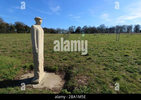 Sculptures de soldats en pierre sculptées sculptures à Langley Vale First World War Centenary Wood Surrey par le sculpteur Patrick Walls Banque D'Images