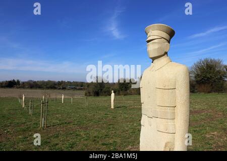 Sculptures de soldats en pierre sculptées sculptures à Langley Vale First World War Centenary Wood Surrey par le sculpteur Patrick Walls Banque D'Images