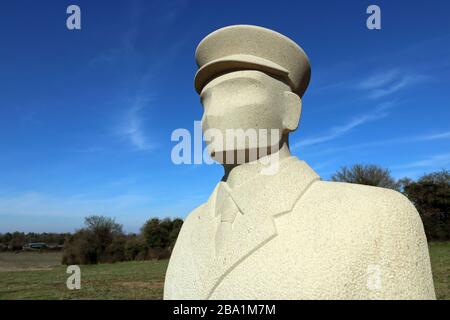 Sculptures de soldats en pierre sculptées sculptures à Langley Vale First World War Centenary Wood Surrey par le sculpteur Patrick Walls Banque D'Images