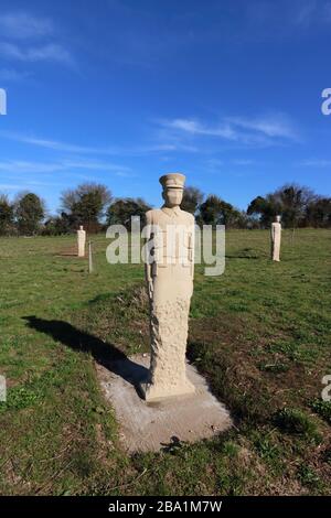 Sculptures de soldats en pierre sculptées sculptures à Langley Vale First World War Centenary Wood Surrey par le sculpteur Patrick Walls Banque D'Images