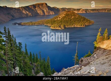 Wizard Island au lac Crater depuis Discovery point sur West Rim Drive au parc national du lac Crater, Oregon, États-Unis Banque D'Images