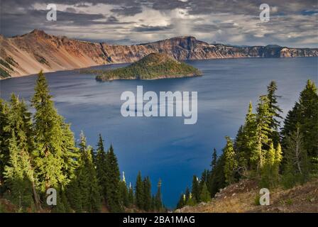 Wizard Island au lac Crater vue de la région de Rim Village au parc national du lac Crater, Oregon, États-Unis Banque D'Images