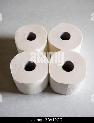 Rouleaux de papier toilette blanc. Banque D'Images