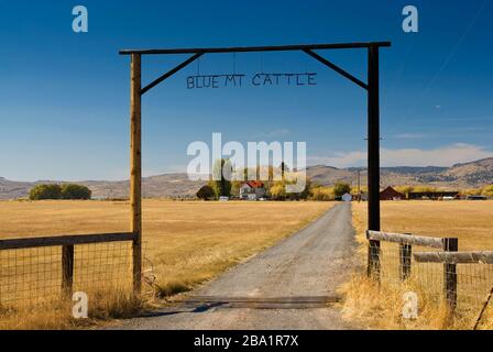Porte au ranch de Sunset Valley à l'autoroute Frenchglen près de Burns, Oregon, États-Unis Banque D'Images