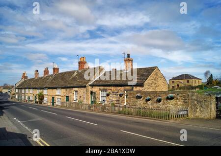 Royaume-Uni, Yorkshire du Sud, Rotherham, Wentworth, Cottages à côté de B6090 Banque D'Images