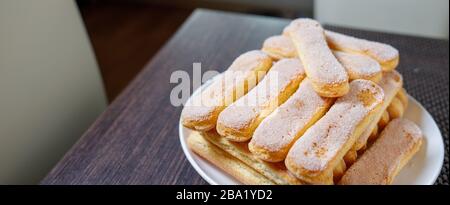 Biscuits Savoiardi sur la plaque avec espace de copie Banque D'Images