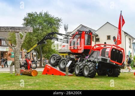 BUILTH WELLS, PAYS DE GALLES - JUILLET 2018 : Grande machine forestière pour l'abattage et la coupe d'arbres exposée au Royal Welsh Show de Builth Wells. Banque D'Images