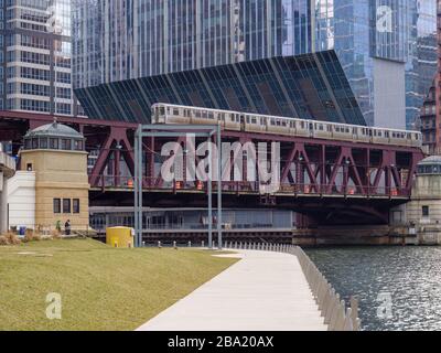 Chicago, Illinois, États-Unis. 24 mars 2020. Une promenade vide de Chicago Riverwalk pendant l'épidémie COVID-19. Banque D'Images