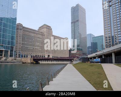 Chicago, Illinois, États-Unis. 24 mars 2020. Une promenade vide de Chicago Riverwalk pendant l'épidémie COVID-19. Banque D'Images