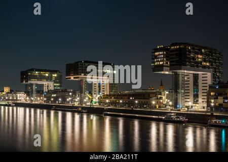 La grue abrite à Cologne la nuit Banque D'Images