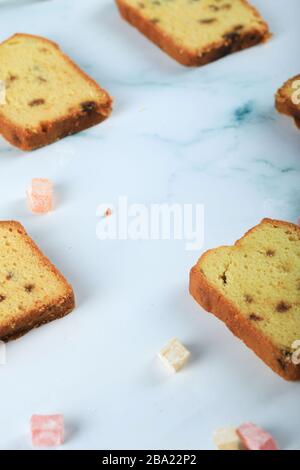 Tarte en tranches avec sultana sur le marbre bleu avec délice turc autour Banque D'Images