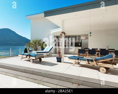 belle terrasse d'un penthouse donnant sur le lac, à l'extérieur Banque D'Images