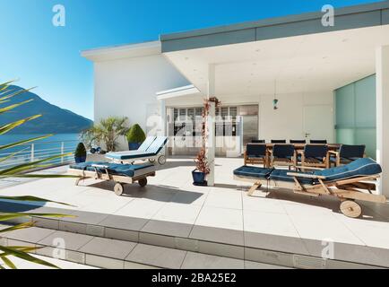 belle terrasse d'un penthouse donnant sur le lac, à l'extérieur Banque D'Images