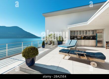 belle terrasse d'un penthouse donnant sur le lac, à l'extérieur Banque D'Images