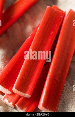 Bâtonnets de rhubarbe rouge biologique brut prêts à cuisiner avec Banque D'Images