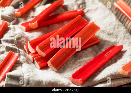 Bâtonnets de rhubarbe rouge biologique brut prêts à cuisiner avec Banque D'Images