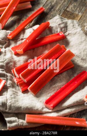 Bâtonnets de rhubarbe rouge biologique brut prêts à cuisiner avec Banque D'Images