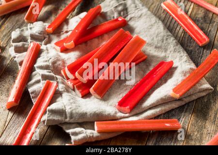 Bâtonnets de rhubarbe rouge biologique brut prêts à cuisiner avec Banque D'Images