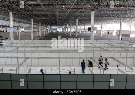 Sao Paulo, Brésil. 25 mars 2020. 25 mars 2020: Les images montrent la visite de presse les travaux d'installation de lits provisoires dans le Pavilhao do Anhembi, dans la zone nord de ''‹''''' la capitale. La ville de Sao Paulo installera deux mille lits pour aider les patients avec le coronavirus de faible complexité. Crédit: ZUMA Press, Inc./Alay Live News Banque D'Images