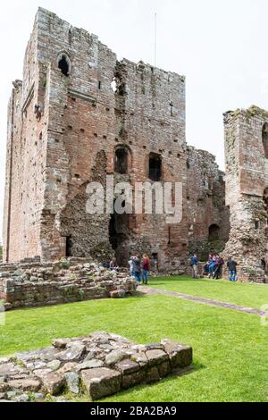 Groupe scolaire au château de Brougham Ruin, Cumbria, Angleterre, Royaume-Uni Banque D'Images