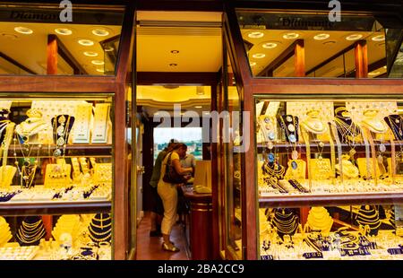 Boutiques le long de Ponte Vecchio jewelrys, boutiques, clothings colorés, œuvres d'art, boutiques de souvenirs, pizzerias, boutiques de vins, gelateria, Florence, Italie Banque D'Images