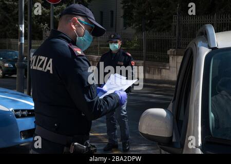 Campobasso,région de Molise,Italie:deux policiers vérifient l'auto-déclaration d'une personne à circuler pendant l'urgence du coronavirus à Campobasso. Banque D'Images