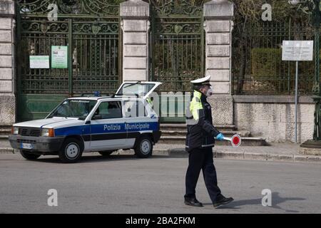 Campobasso,région de Molise,Italie:un policier urbain arrête les voitures de vérifier l'auto-déclaration de circuler dans les jours de l'urgence du coronavirus i Banque D'Images