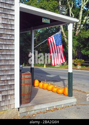 Drapeau AMÉRICAIN et pumkins à l’extérieur du magasin général d’Alley, West Tisbury, Martha’s Vineyard, Massachusetts, États-Unis Banque D'Images