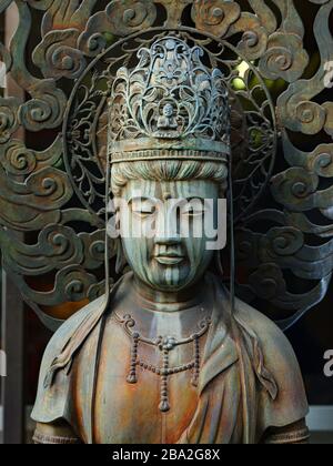 Statues de dieux japonais dans le temple de Higashi-Honganji Banque D'Images