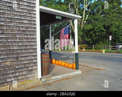 Drapeau AMÉRICAIN et pumkins à l’extérieur du magasin général d’Alley, West Tisbury, Martha’s Vineyard, Massachusetts, États-Unis Banque D'Images