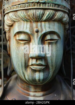 Statues de dieux japonais dans le temple de Higashi-Honganji Banque D'Images