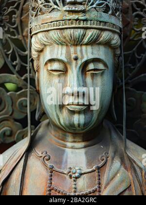 Statues de dieux japonais dans le temple de Higashi-Honganji Banque D'Images