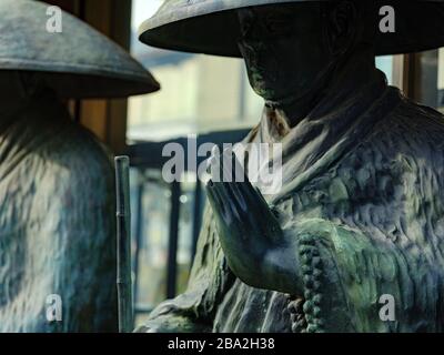 Statues de dieux japonais dans le temple de Higashi-Honganji Banque D'Images