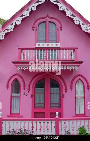 Cottage de pain d'épices rose, Oak Bluffs, Martha's Vineyrad, Massachusetts, États-Unis Banque D'Images