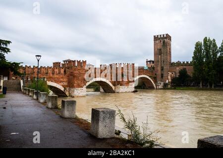 Pont Castel Vecchio à Vérone (pont Scaliger) sous de fortes pluies et inondations. Banque D'Images